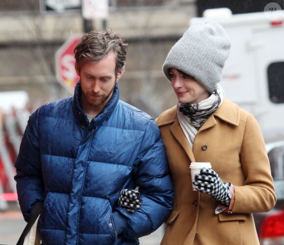 Anne Hathaway et son époux Adam Shulman se promènent à New York le 25 mars 2013.