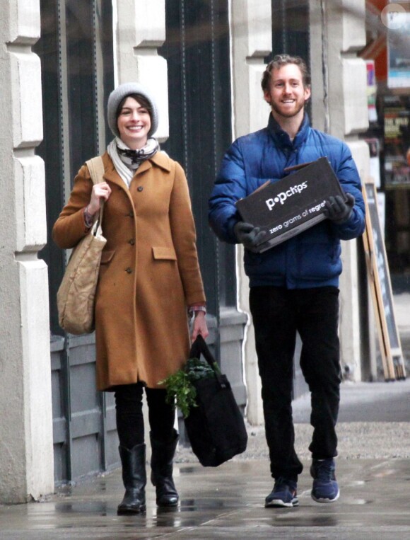 Les jeunes mariés Anne Hathaway et Adam Shulman se promènent à New York le 25 mars 2013.