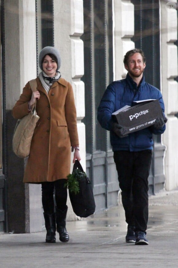 L'actrice Anne Hathaway et son mari Adam Shulman se promènent à New York le 25 mars 2013.