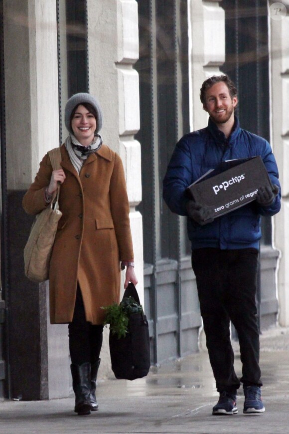 Anne Hathaway et son mari Adam Shulman se promènent à New York le 25 mars 2013. Le couple semble amoureux comme au premier jour.