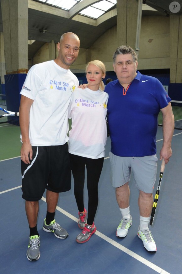 Exclu : Pierre Ménès au côté de Tatiana et Xavier de Secret Story lors du tournoi des célébrités organisé au profit des enfants malades au Tennis Club de Paris, le 25 mars 2013.