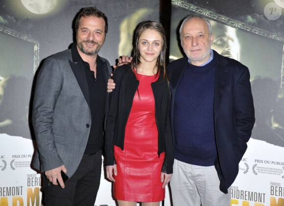 Patrick Ridremont, Pauline Burlet et Francois Berléand pendant la première du film Dead Man Talking au Gaumont Opéra à Paris le 25 mars 2013.