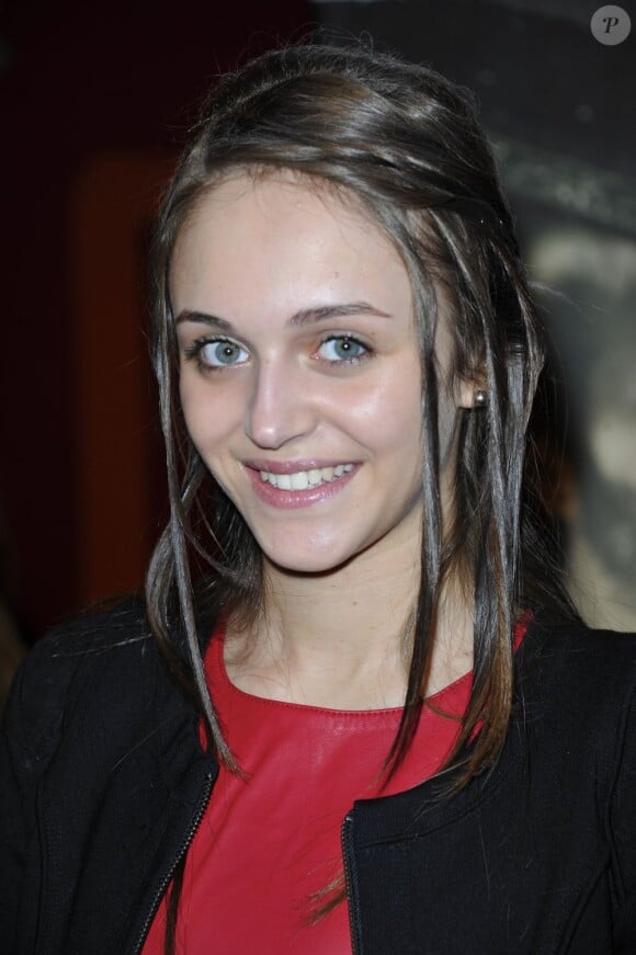 La ravissante Pauline Burlet lors de la première du film Dead Man Talking au Gaumont Opéra à Paris le 25 mars 2013.