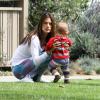 Alessandra Ambrosio joue avec son fils Noah à Los Angeles le 25 mars 2013