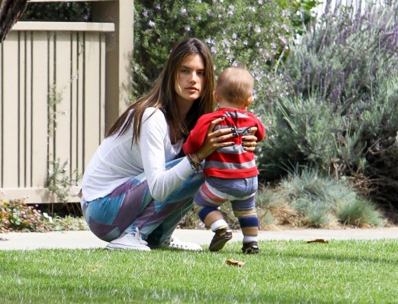 Alessandra Ambrosio joue avec son fils Noah à Los Angeles le 25 mars 2013