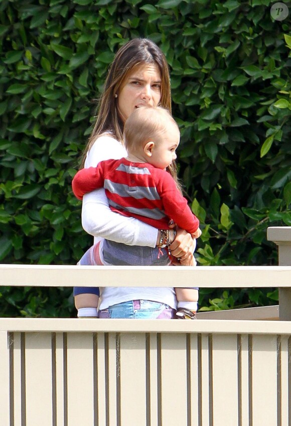 Alessandra Ambrosio fière de son fils Noah à Los Angeles le 25 mars 2013