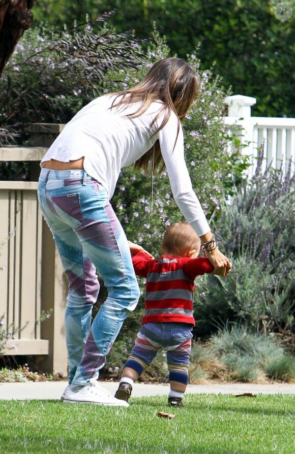 Alessandra Ambrosio joue avec son adorable fils Noah qui fait ses premiers pas à Los Angeles le 25 mars 2013