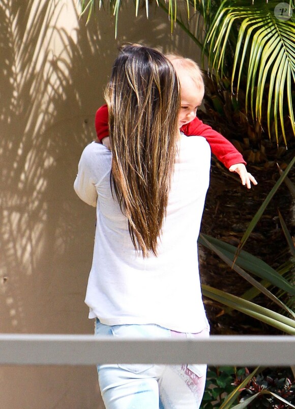 Moment de tendresse entre Alessandra Ambrosio et son fils Noah à Los Angeles le 25 mars 2013