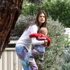 Alessandra Ambrosio joue avec son fils Noah à Los Angeles le 25 mars 2013
