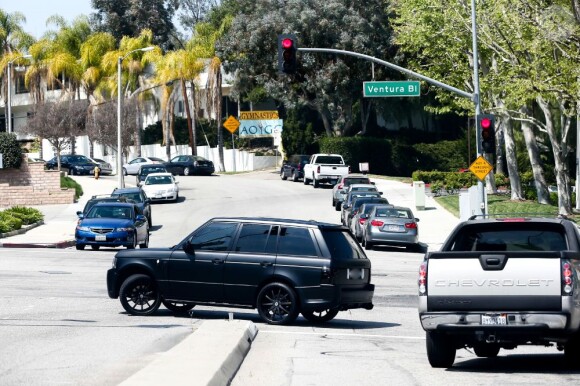 Le jeune Justin Bieber échappe aux photographes à Los Angeles, il grille alors un feu rouge et fait un demi-tour illégal, le 26 mars 2013.