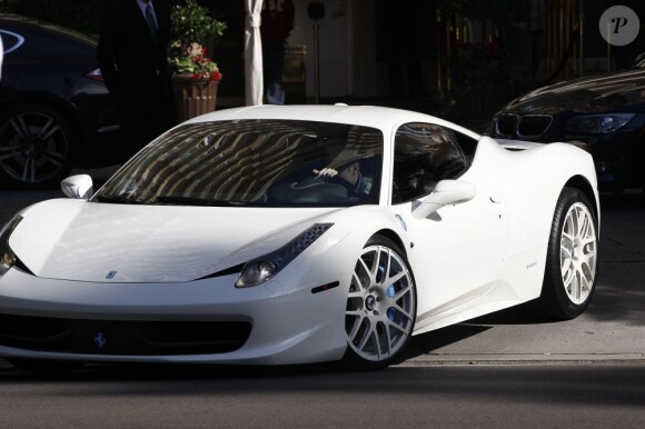 Justin Bieber, au volant de sa Ferrari blanche, va faire du shopping à West Hollywood, le 16 novembre 2012.