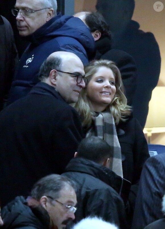 Pierre Moscovici et sa compagne Marie-Charline Pacquot au Stade de France pour le match France-Espagne (0-1) le 26 mars 2013.