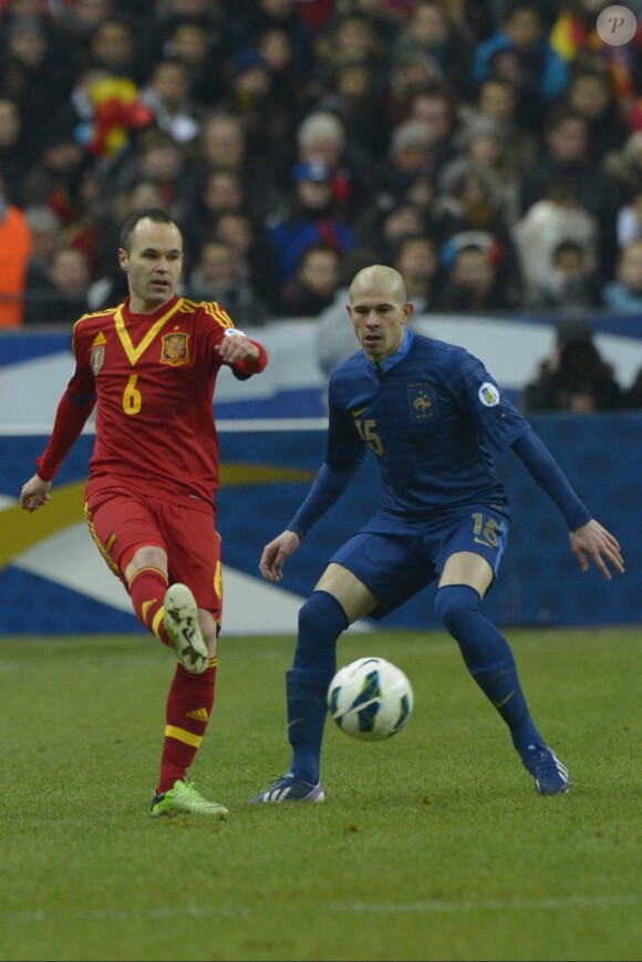 Christophe Jallet et Andres Iniesta au Stade de France pour le match France-Espagne (0-1) le 26 mars 2013.