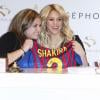 Shakira se voit offrir un maillot du FC Barcelone floqué de son prénom lors le la présentation de sa ligne de parfums chez Sephoraà Paris le 27 mars 2013