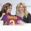 Shakira se voit offrir un maillot du FC Barcelone floqué de son prénom lors le la présentation de sa ligne de parfums chez Sephoraà Paris le 27 mars 2013