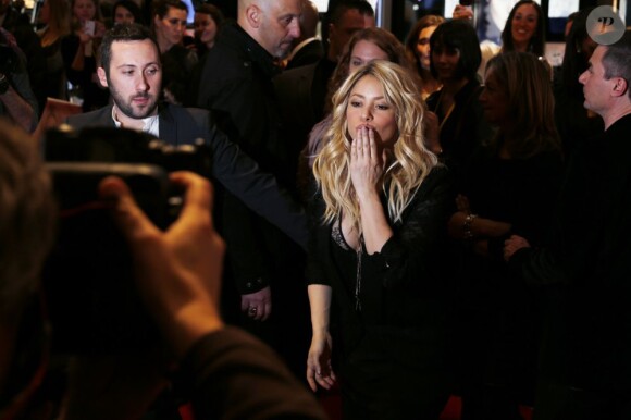 Shakira, généreuse avec ses fans au Sephora des Champs-Elysées à Paris, à l'occasion de la présentation sa ligne de parfums. Le 27 mars 2013