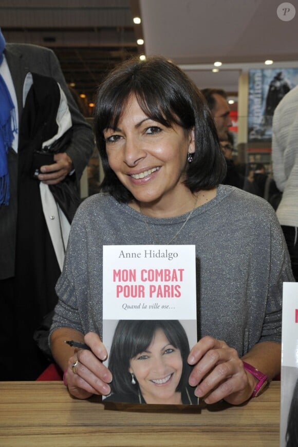 Anne Hidalgo - 33e édition du Salon du livre à la porte de Versailles à Paris le 24 mars 2013.