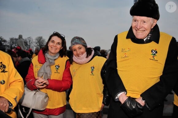 Marie-Claire Restoux, Yamna Belkacem et le professeur Christian Cabrol au départ de la Course Du Coeur au profit du don d'organes au Trocadero à Paris le 27 mars 2013.