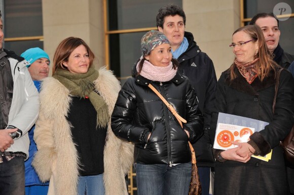 Charlotte Valandrey et Yamna Belkacem au départ de la Course Du Coeur au profit du don d'organes au Trocadero à Paris le 27 mars 2013.