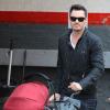Brian Austin Green emmène son bébé, Noah, en virée shopping dans un magasin Adidas, le 29 mars 2013 à New York.