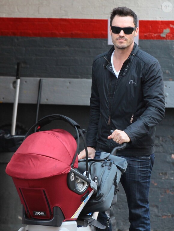 Brian Austin Green emmène son bébé, Noah, en virée shopping dans un magasin Adidas, le 29 mars 2013 à New York.