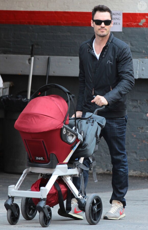 Le comédien Brian Austin Green emmène son bébé, Noah, en virée shopping dans un magasin Adidas, le 29 mars 2013 à New York.
