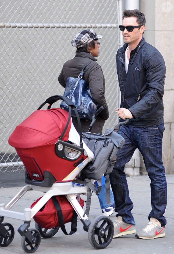 L'acteur Brian Austin Green emmène son bébé, Noah, en virée shopping dans un magasin Adidas, le 29 mars 2013 à New York.