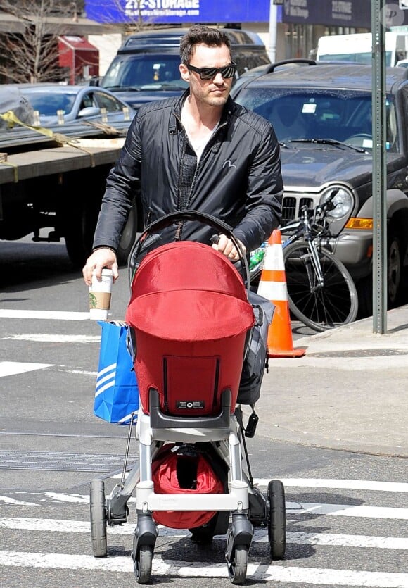 L'acteur américain Brian Austin Green emmène son bébé, Noah, en virée shopping dans un magasin Adidas, le 29 mars 2013 à New York.