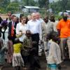 Angelina Jolie et William Hague (ministre britannique des Affaires étrangères) dans le Nzolo camp en République démocratique du Congo le 26 mars 2013