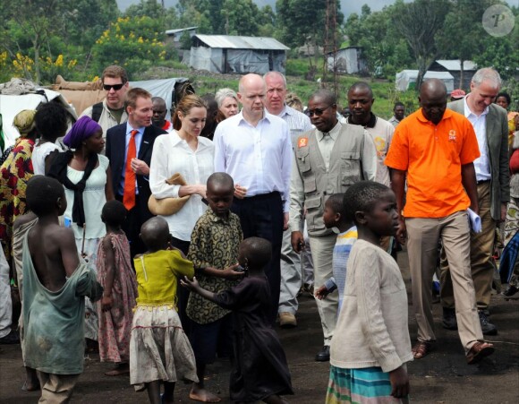 Angelina Jolie et William Hague (ministre britannique des Affaires étrangères) dans le Nzolo camp en République démocratique du Congo le 26 mars 2013