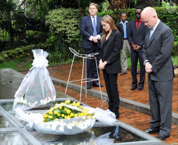 Angelina Jolie et William Hague se recueillant sur le mémorial du génocide à Kigali au Rwanda le 25 mars 2013