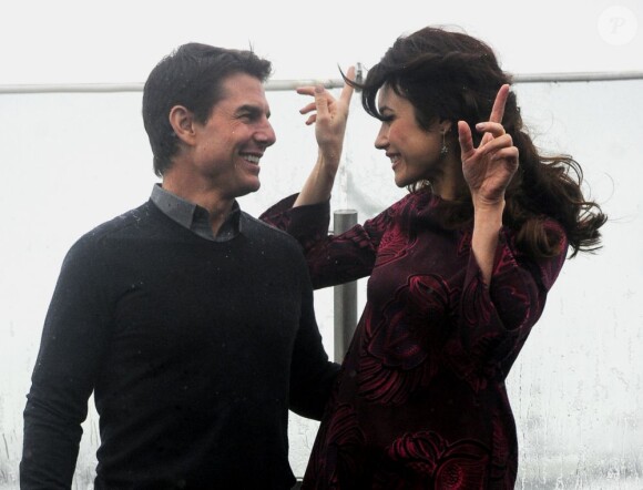 Tom Cruise et Olga Kurylenko lors du photocall du film "Oblivion" à l'hôtel Ritz Carlton à Moscou en Russie le 1er avril 2013