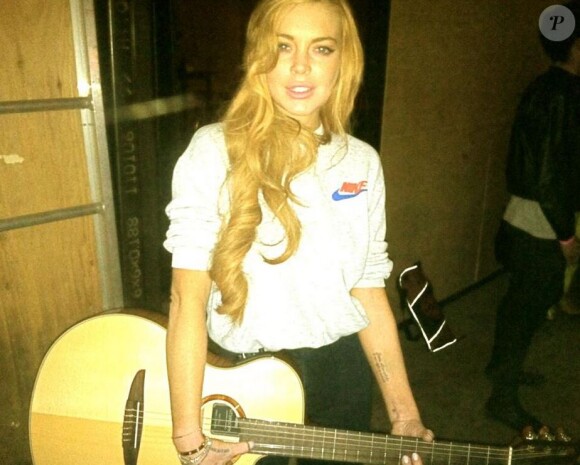Lindsay Lohan se la joue guitariste, sans doute en hommage à son chéri Avi Snow, le 27 mars 2013.