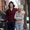 Sienna Miller et Tom Sturridge ont été vus dans le quartier de West Village à New York. Le couple et la mère de l'actrice et mannequin, Josephine, sont allés déjeuner au restaurant Ambroeus. Le 1er avril 2013.