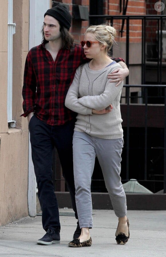 Sienna Miller et son compagnon Tom Sturridge ont été vus dans le quartier de West Village à New York. Le couple et la mère de l'actrice et mannequin, Josephine, sont allés déjeuner au restaurant Ambroeus. Le 1er avril 2013.