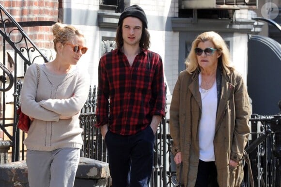 Sienna Miller et Tom Sturridge ont été vus dans le quartier de West Village à New York. Le couple et la mère de l'actrice et mannequin, Josephine, sont allés déjeuner au restaurant. Le 1er avril 2013.