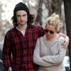 Sienna Miller et Tom Sturridge ont été vus dans le quartier de West Village à New York. Le couple et la mère de l'actrice et mannequin, Josephine, sont allés déjeuner au restaurant Ambroeus. Le 1er avril 2013.