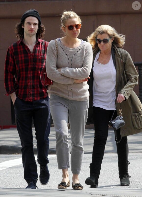 L'actrice et mannequin Sienna Miller et Tom Sturridge ont été vus dans le quartier de West Village à New York. Le couple et la mère de l'actrice et mannequin, Josephine, sont allés déjeuner au restaurant Ambroeus. Le 1er avril 2013.