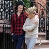 Sienna Miller et Tom Sturridge ont été vus dans le quartier de West Village à New York. Le couple et la mère de l'actrice et mannequin, Josephine, sont allés déjeuner au restaurant Ambroeus. Le 1er avril 2013.