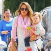 Jessica Alba fête le succès de son livre The Honest Life et emmène sa fille Haven faire du shopping chez Barneys New York à Beverly Hills le 2 avril 2013