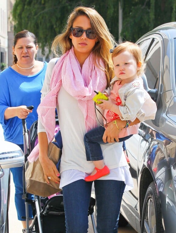 Jessica Alba fête le succès de son livre The Honest Life et emmène sa fille Haven faire du shopping chez Barneys New York à Beverly Hills le 2 avril 2013