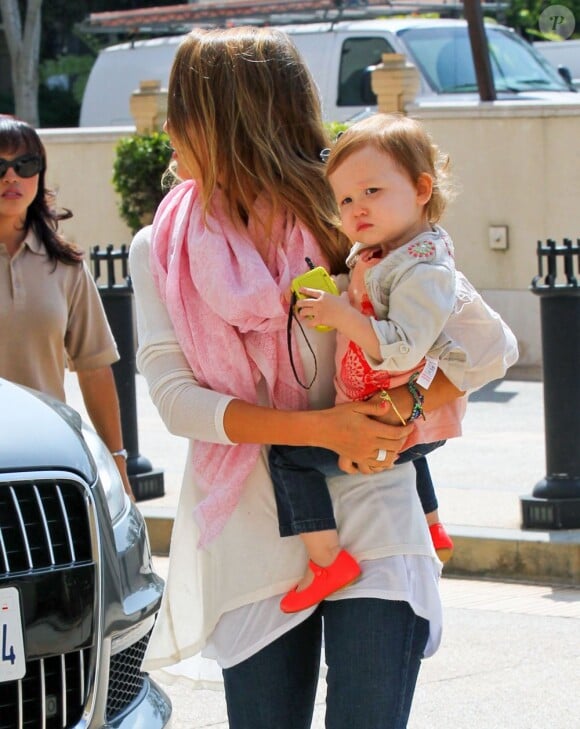La superbe comédienne Jessica Alba emmène sa fille Haven faire du shopping chez Barneys New York à Beverly Hills le 2 avril 2013