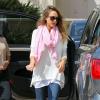 Jessica Alba, est sur tous les fronts et emmène sa fille Haven faire du shopping chez Barneys New York à Beverly Hills le 2 avril 2013