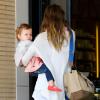 Jessica Alba, toujours stylée, emmène sa fille Haven faire du shopping chez Barneys New York à Beverly Hills le 2 avril 2013