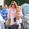 Jessica Alba emmène sa fille Haven faire du shopping chez Barneys New York à Beverly Hills le 2 avril 2013