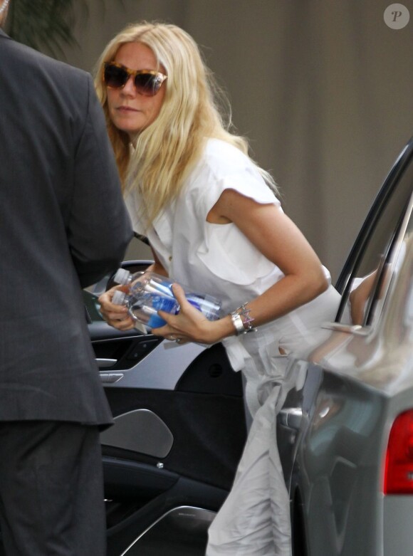 Avant d'aller dédicacer son livre de recettes saines intitulé It's All Good, Gwyneth Paltrow fait une halte Chateau Marmont à West Hollywood, le 3 avril 2013.