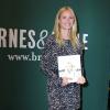  Gwyneth Paltrow signe son nouveau livre dans la librairie "Barnes & Noble", dans le centre commercial The Grove à Los Angeles. Le 3 avril 2013.