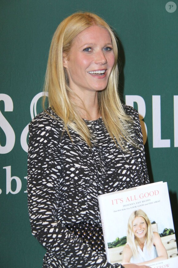  Gwyneth Paltrow signe son nouveau livre de recettes dans la librairie "Barnes & Noble", dans le centre commercial The Grove à Los Angeles. Le 3 avril 2013.
