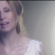 La chanteuse Lara Fabian dans le clip de son nouveau single Deux ils, deux elles. Le titre est présent sur le nouvel opus de la chanteuse, intitulé Le Secret, dans les bacs le 15 avril 2013.