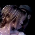 Lara Fabian dans le clip de la chanson Deux ils, deux elles. Le titre est présent sur le nouvel opus de la chanteuse, intitulé Le Secret, dans les bacs le 15 avril 2013.